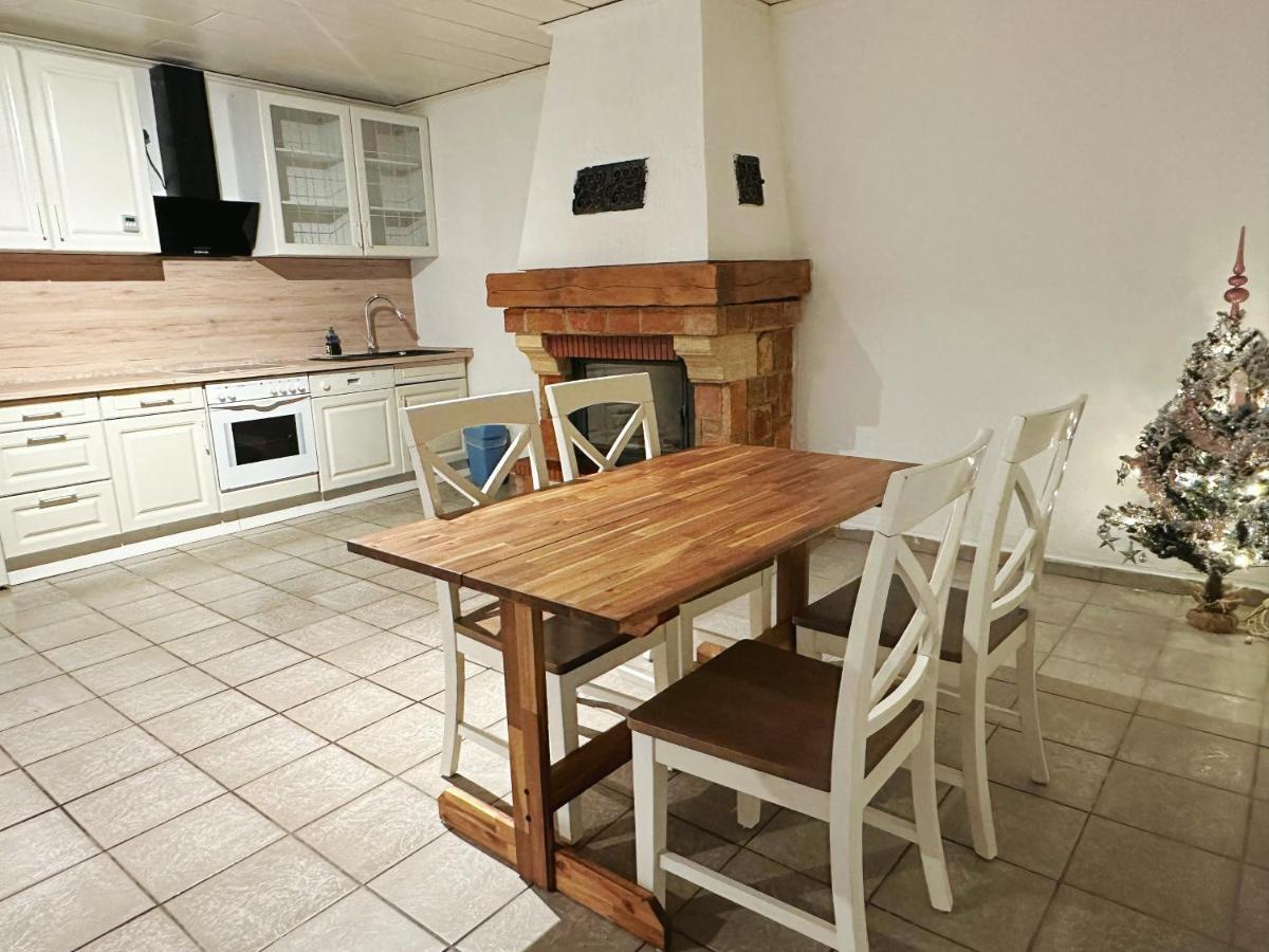 Zimmer In Reihenhaus Mit Terrasse Duisburg Exterior foto